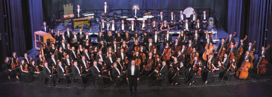 Nazwa miejsca, które zajmuje orkiestra podczas koncertu - co musisz wiedzieć