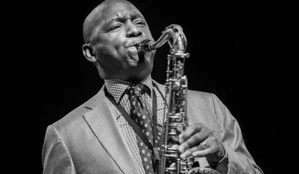 Saksofoniści jazzowi: ich wpływ na muzykę i niezapomniane style