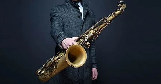 Czy saksofon jest drewniany? Odkryj prawdę o jego klasyfikacji