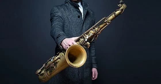 Czy saksofon jest drewniany? Odkryj prawdę o jego klasyfikacji