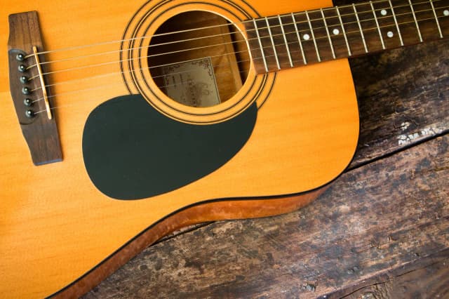 Używana gitara – więcej niż instrument. Odkryj duszę i brzmienie z historią