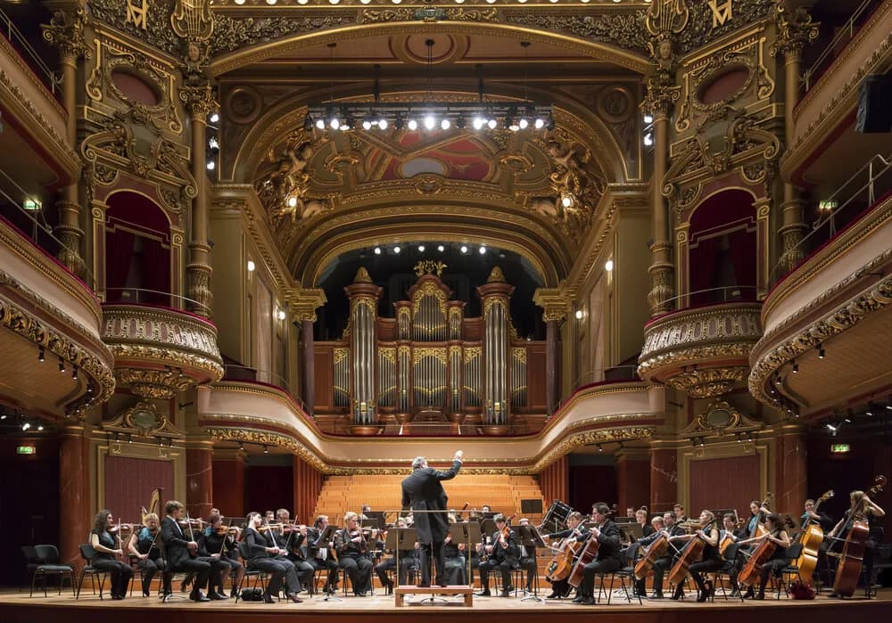 Co to jest orkiestra symfoniczna i jak wpływa na muzykę?