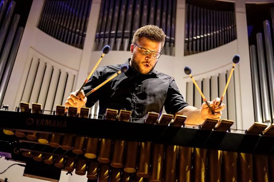 Co to jest perkusja? Poznaj instrumenty i ich rolę w muzyce